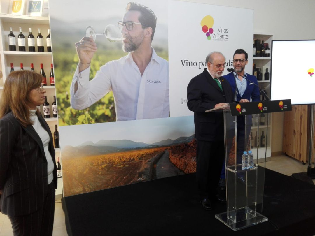 El cocinero Quique Dacosta es la imagen de la Promoción de Vinos de la Denominación de Origen de Alicante. El cocinero Quique Dacosta es la imagen de la Promoción de Vinos de la Denominación de Origen de Alicante.