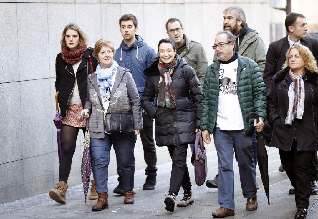 La abogada de la defensa, Ione Goirizelaia (c),y los padres del fallecido, Iñigo Cabacas se dirigen a la vista en la última semana del juicio a seis agentes de la Ertzaintza por la muerte del aficionado del Athletic de Bilbao debido al impacto de una pelota de goma disparada por la policía vasca el 5 de abril de 2012, después de un partido en San Mamés . La abogada de la defensa, Ione Goirizelaia (c),y los padres del fallecido, Iñigo Cabacas se dirigen a la vista en la última semana del juicio a seis agentes de la Ertzaintza por la muerte del aficionado del Athletic de Bilbao debido al impacto de una pelota de goma disparada por la policía vasca el 5 de abril de 2012, después de un partido en San Mamés .