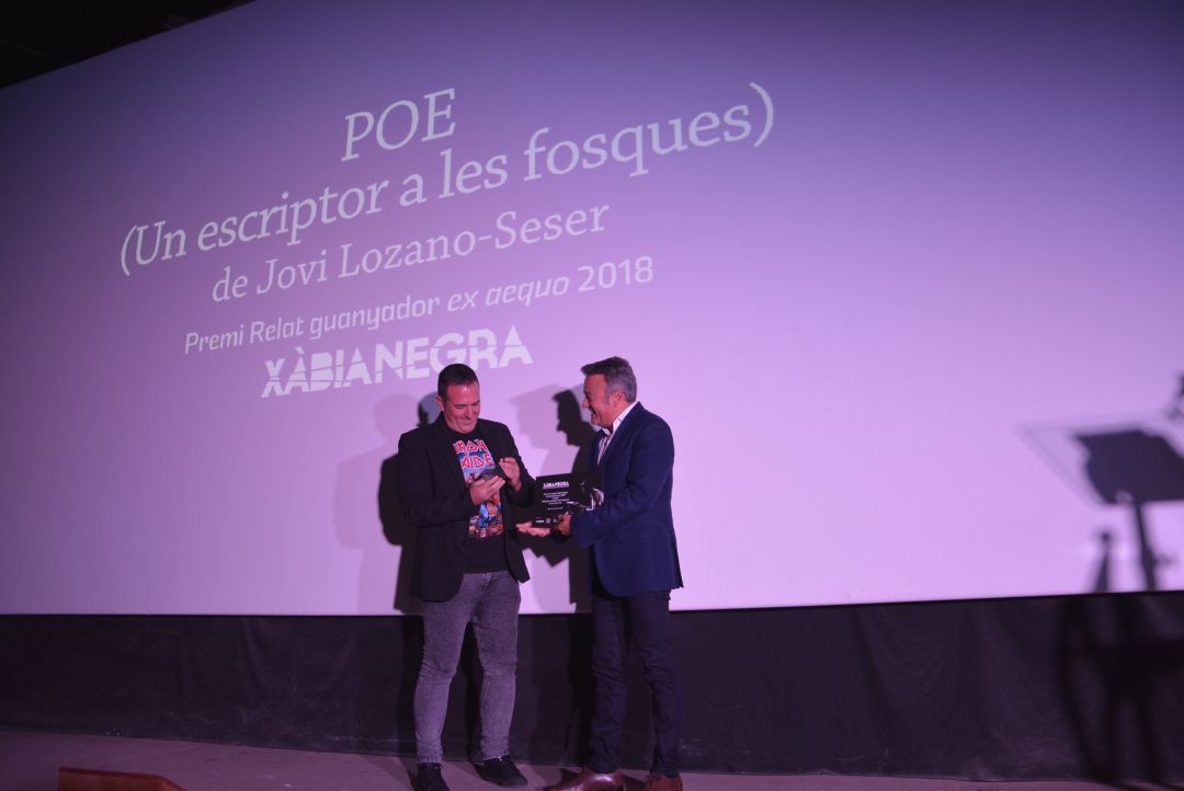 Jovi Lozano-Seser recogiendo su premio en narrativa. Jovi Lozano-Seser recogiendo su premio en narrativa.