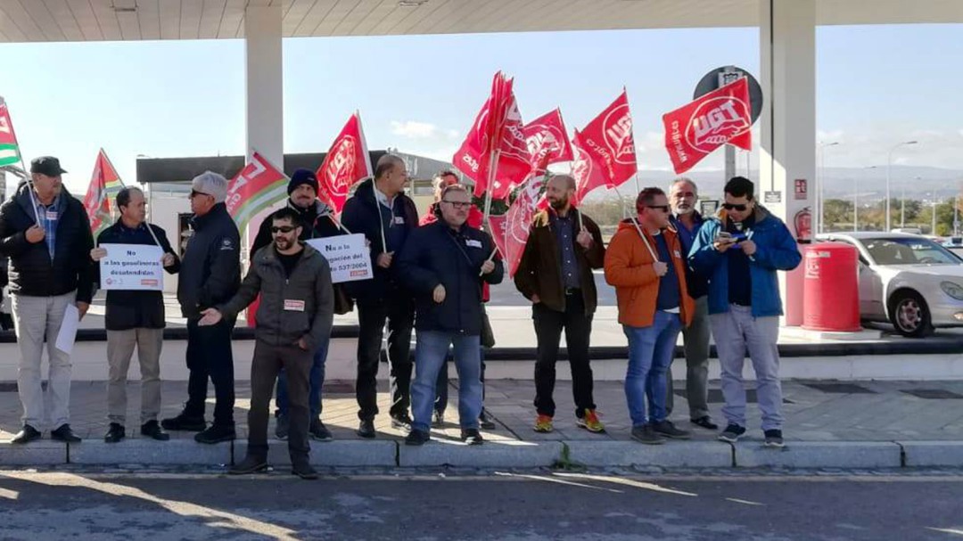 Las gasolineras desatendidas se duplican en Granada en 4 años 'mientras destruyen empleo', denuncian los sindicatos