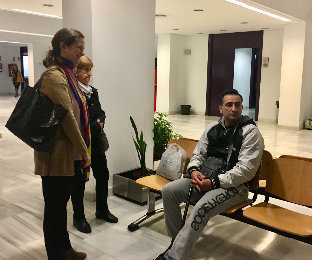 La ex-administradora de Ron Montero, Andrea Martín junto a uno de los afectados en el Palacio de Justicia de Motril La ex-administradora de Ron Montero, Andrea Martín junto a uno de los afectados en el Palacio de Justicia de Motril