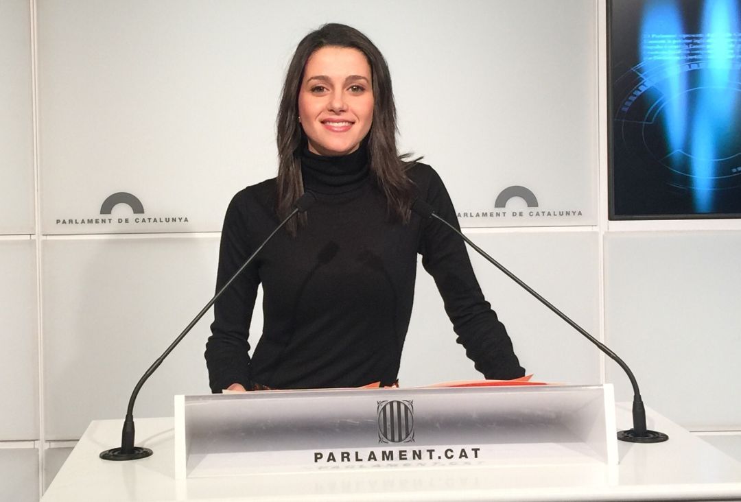 Inés Arrimadas atenent als mitjans de comunicació al Parlament Inés Arrimadas atenent als mitjans de comunicació al Parlament