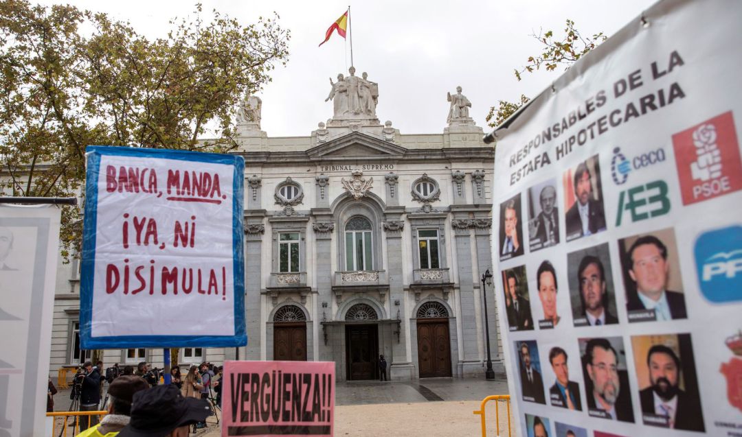 Manifestantes ayer frente al Tribunal Supremo Manifestantes ayer frente al Tribunal Supremo