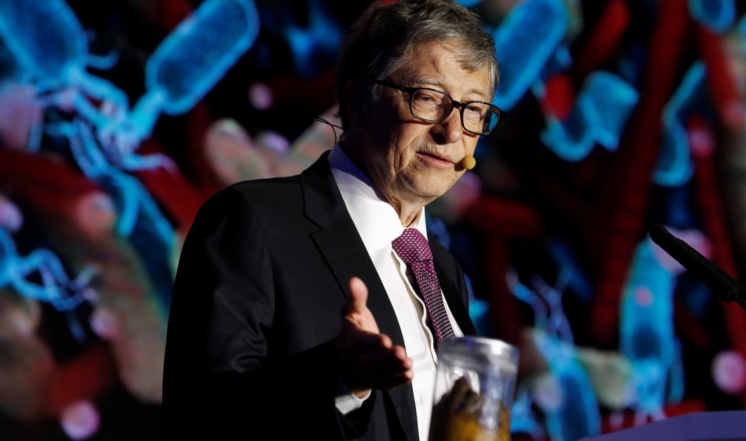 Bill Gates presentó su inodoro junto a un tarro de heces. Bill Gates presentó su inodoro junto a un tarro de heces.