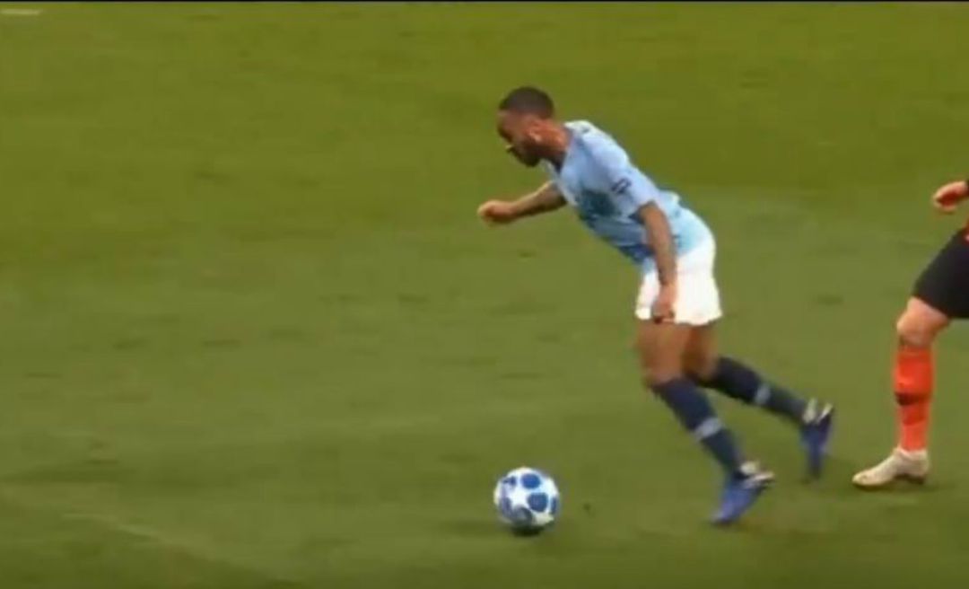 El 'piscinazo' de Sterling que engañó al árbitro El 'piscinazo' de Sterling que engañó al árbitro