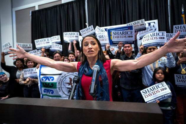 Sharice Davids, exluchadora de arte marcial mixta y abogada, es la primera mujer nativa americana y además la primera lesbiana elegida para el Congreso. Sharice Davids, exluchadora de arte marcial mixta y abogada, es la primera mujer nativa americana y además la primera lesbiana elegida para el Congreso.