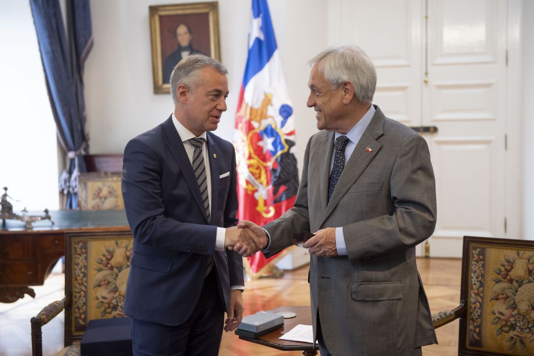 Urkullu y el presidente de Chile
Urkullu invita al presidente de Chile a visitar Euskadi el próximo año y se comprometen a seguir estrechando lazos
Urkullu y el presidente de Chile
Urkullu invita al presidente de Chile a visitar Euskadi el próximo año y se comprometen a seguir estrechando lazos
