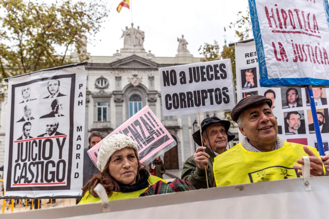 Grupos de personas se concentraron hoy ante la sede del Tribunal Supremo que hoy resuelve sobre la sentencia que atribuía a la banca el pago del impuesto de las hipotecas . EFE Grupos de personas se concentraron hoy ante la sede del Tribunal Supremo que hoy resuelve sobre la sentencia que atribuía a la banca el pago del impuesto de las hipotecas . EFE