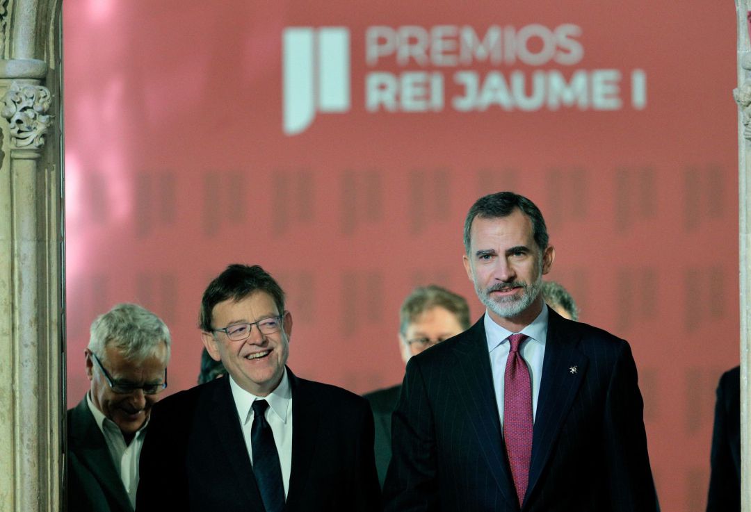 El rey Felipe VI acompañado del presidente de la Generalitat, Ximo Puig (i), a su llegada a la Lonja de Valencia donde preside el acto de entrega de la trigésima edición de los Premios Jaime I dotados con 1000.000 euros en cada categoría El rey Felipe VI acompañado del presidente de la Generalitat, Ximo Puig (i), a su llegada a la Lonja de Valencia donde preside el acto de entrega de la trigésima edición de los Premios Jaime I dotados con 1000.000 euros en cada categoría