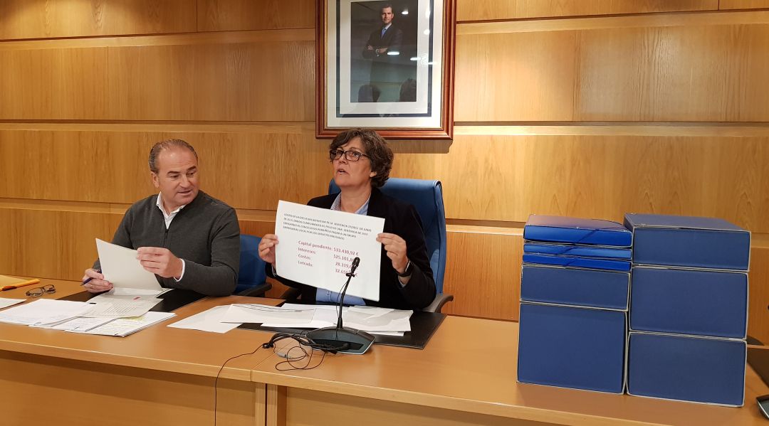 Manuel Carrera, teniente de alcalde, y Eva García de la Torre, alcaldesa de O Porriño. Manuel Carrera, teniente de alcalde, y Eva García de la Torre, alcaldesa de O Porriño.