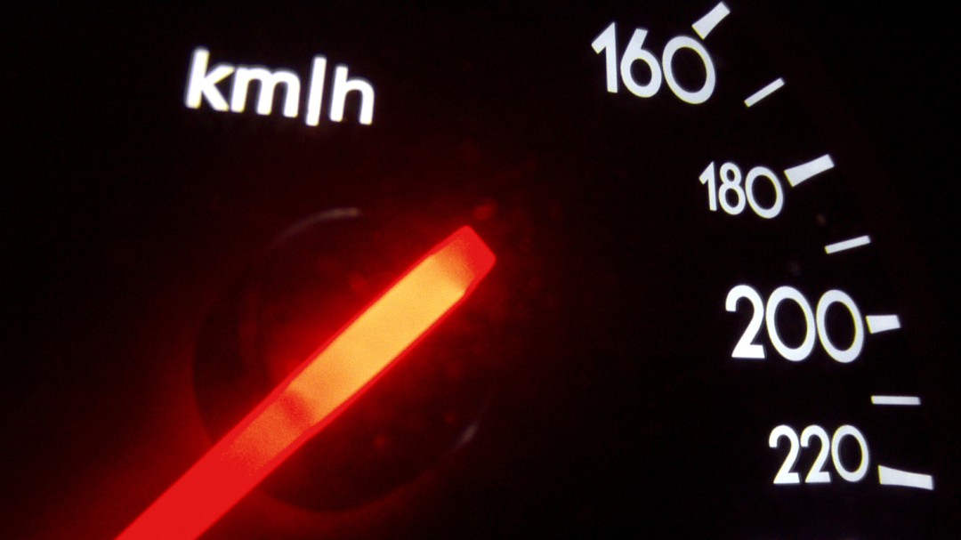 Google Maps comienza a alertar sobre los radares fijos y móviles en la carretera