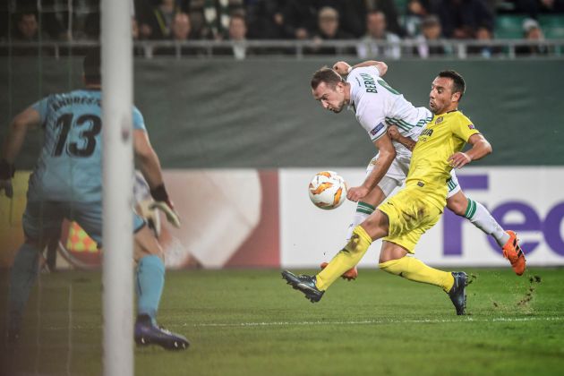 Santi Cazorla (d), centrocampista español del Villareal, disputa un balón con el delantero noruego Veton Berisha, del SK Rapid Vienna. Santi Cazorla (d), centrocampista español del Villareal, disputa un balón con el delantero noruego Veton Berisha, del SK Rapid Vienna.