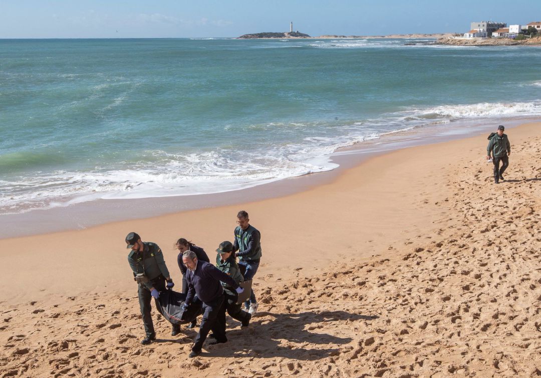 El entierro de los cuerpos que devuelve el mar