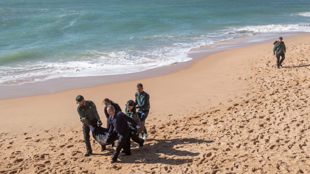 El entierro de los cuerpos que devuelve el mar