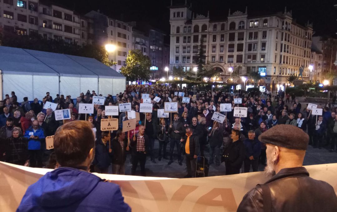 Más de 2.000 personas protestan en Barakaldo por el cierre de La Naval Más de 2.000 personas protestan en Barakaldo por el cierre de La Naval