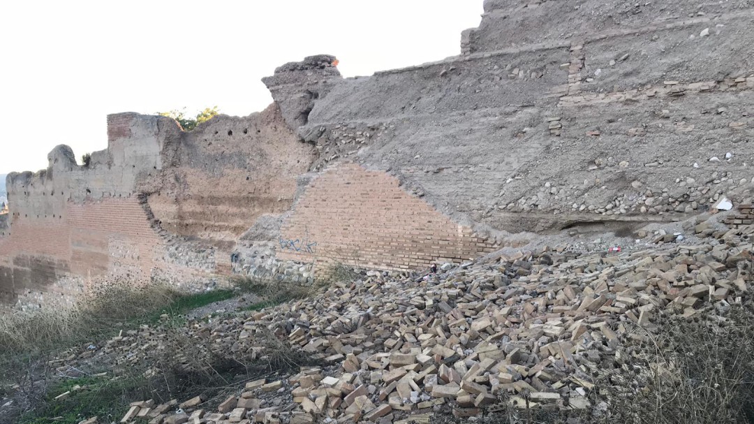 La caída en la muralla nazarí y otros 15 puntos de deterioro en el Albaicín