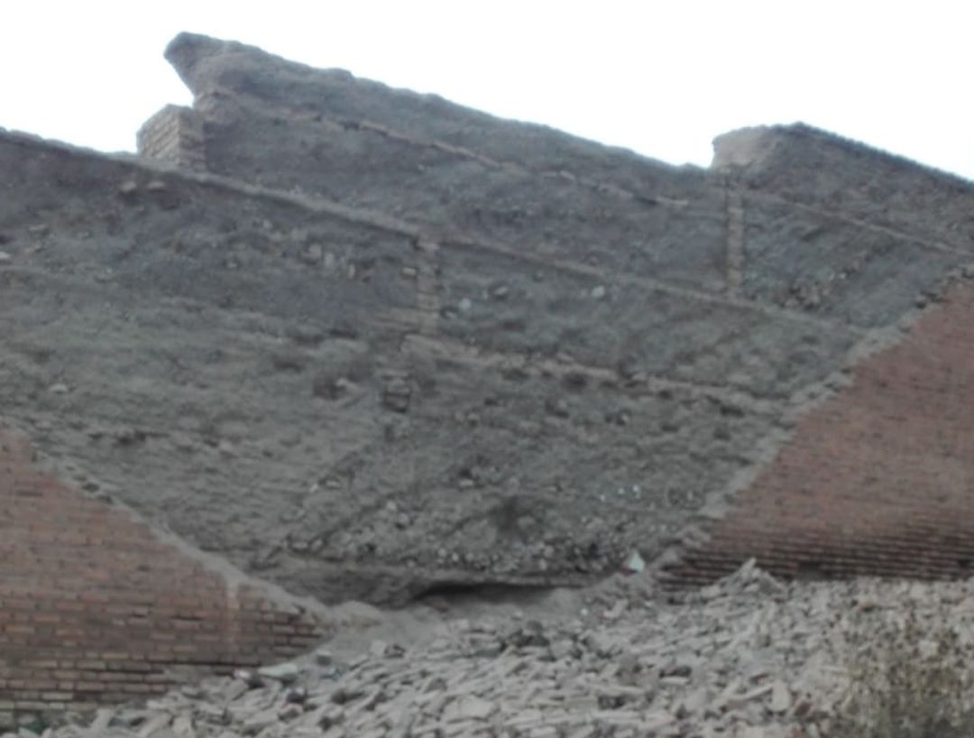 Derrumbre del recubrimiento de ladrillos en la muralla nazarí del Cerro de San Miguel de Granada Derrumbre del recubrimiento de ladrillos en la muralla nazarí del Cerro de San Miguel de Granada