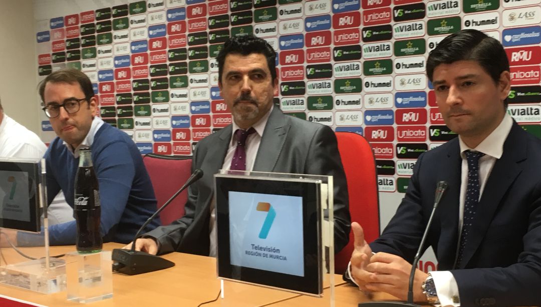 Almela: "Mauricio ni puso dinero, ni lo va a hacer, ni le interesa el Real Murcia" Almela: "Mauricio ni puso dinero, ni lo va a hacer, ni le interesa el Real Murcia"