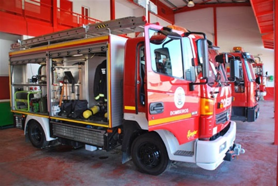 Dos bomberos heridos al sofocar un incendio en Villaverde del Río Dos bomberos heridos al sofocar un incendio en Villaverde del Río