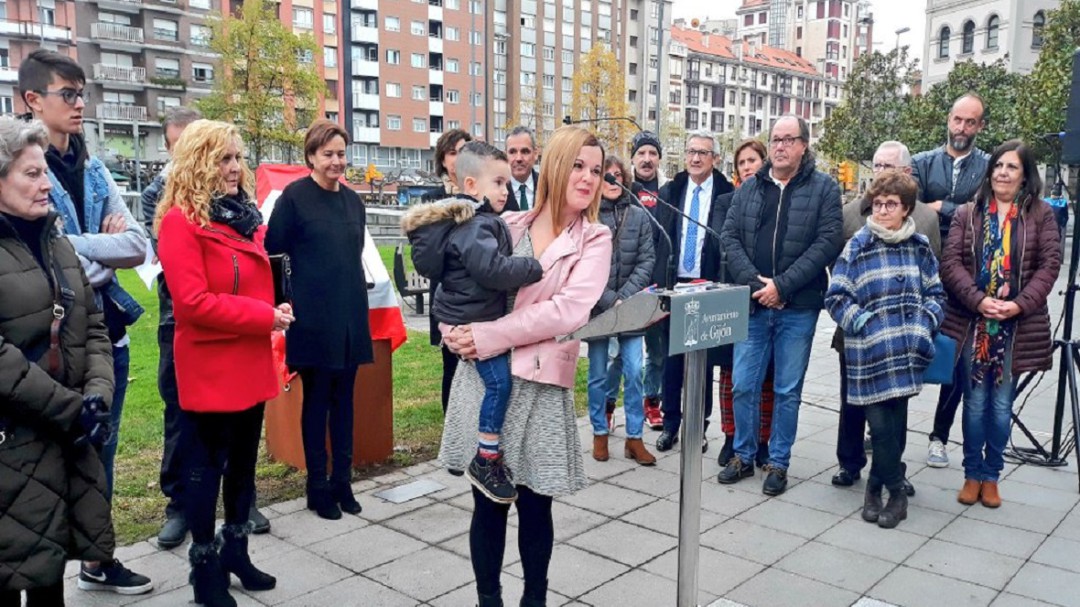 La placa de Alejandro Mieres ya luce en su rincón de Gijón