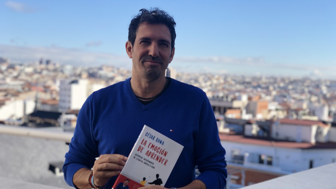 Un maestro inspira, marca vidas. Internet no lo hará nunca