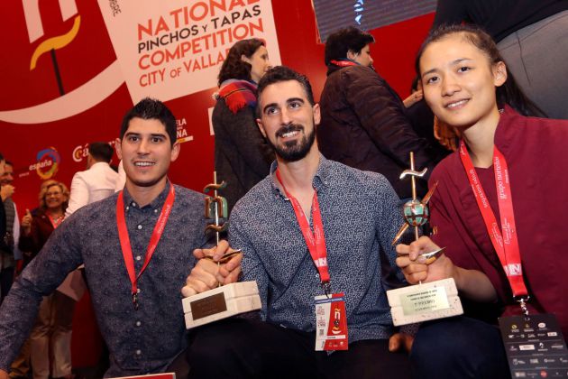 La chef Shuyun Chen (d), de Nueva Zelanda, y los hermanos Luís Antonio y Javier Carcas, de Zaragoza, han ganado respectivamente el II Campeonato Mundial de Tapas y el XIV Concurso Nacional de Pinchos y Tapas, celebrados esta semana en Valladolid. La chef Shuyun Chen (d), de Nueva Zelanda, y los hermanos Luís Antonio y Javier Carcas, de Zaragoza, han ganado respectivamente el II Campeonato Mundial de Tapas y el XIV Concurso Nacional de Pinchos y Tapas, celebrados esta semana en Valladolid.