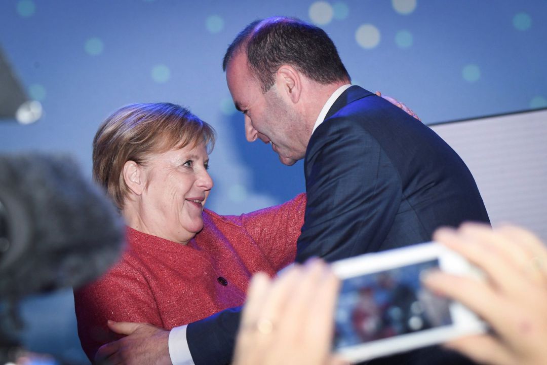 La canciller alemana, Angela Merkel (i), felicita al líder del Grupo del Partido Popular Europeo, el alemán Manfred Weber, durante el Congreso del Partido Popular Europeo (PPE), en Helsinki La canciller alemana, Angela Merkel (i), felicita al líder del Grupo del Partido Popular Europeo, el alemán Manfred Weber, durante el Congreso del Partido Popular Europeo (PPE), en Helsinki