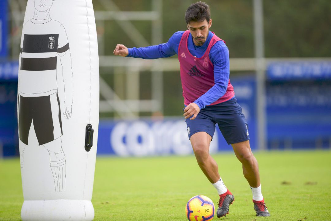 Alanís golpea un balón durante un entrenamiento en El Requexón. Alanís golpea un balón durante un entrenamiento en El Requexón.