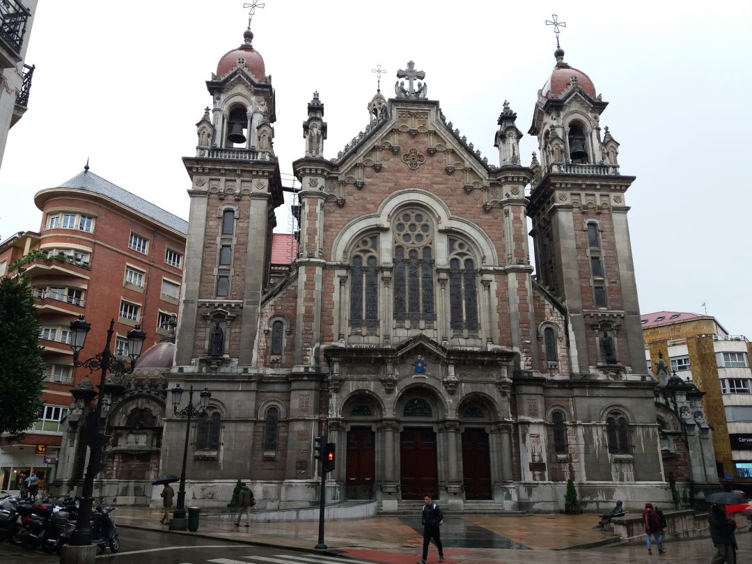 La Basílica de San Juan el Real, en la que la familia Franco Polo tiene un nicho vacío, aunque su párroco ve difícil que sirva de ubicación para los restos del dictador por una cuestión de espacio ya que solo podría albergar restos o cenizas. La Basílica de San Juan el Real, en la que la familia Franco Polo tiene un nicho vacío, aunque su párroco ve difícil que sirva de ubicación para los restos del dictador por una cuestión de espacio ya que solo podría albergar restos o cenizas.