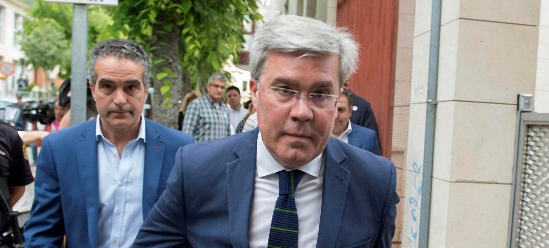 Fernández de Moya en su llegada al Juzgado nº2 de Jaén citado como investigado por el caso Matinsreg acompañado del actual concejal de Mantenimiento Urbano, Juan José Jódar. Fernández de Moya en su llegada al Juzgado nº2 de Jaén citado como investigado por el caso Matinsreg acompañado del actual concejal de Mantenimiento Urbano, Juan José Jódar.