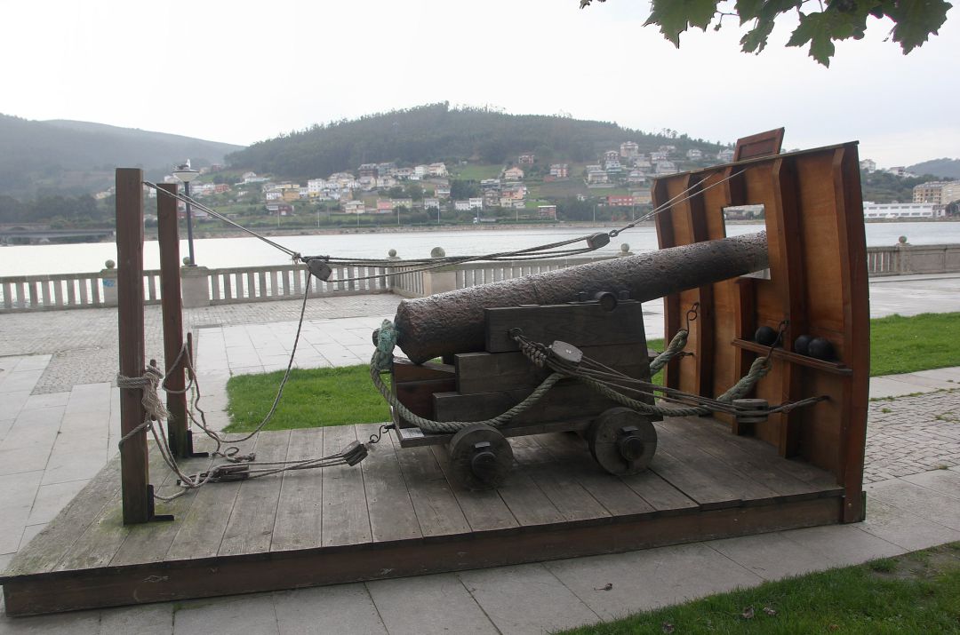 Cañones del naufragio de la Fragata Magdalena, recuperados en la Ría de Viveiro,se exponen el paseo marítimo de fachada en la localidad. Cañones del naufragio de la Fragata Magdalena, recuperados en la Ría de Viveiro,se exponen el paseo marítimo de fachada en la localidad.