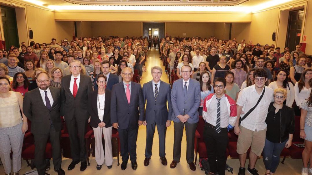 Acto de bienvenida de la Comunidad de Madrid a los auxiliares de conversación bilingües en el Instituto Ramiro de Maeztu Acto de bienvenida de la Comunidad de Madrid a los auxiliares de conversación bilingües en el Instituto Ramiro de Maeztu