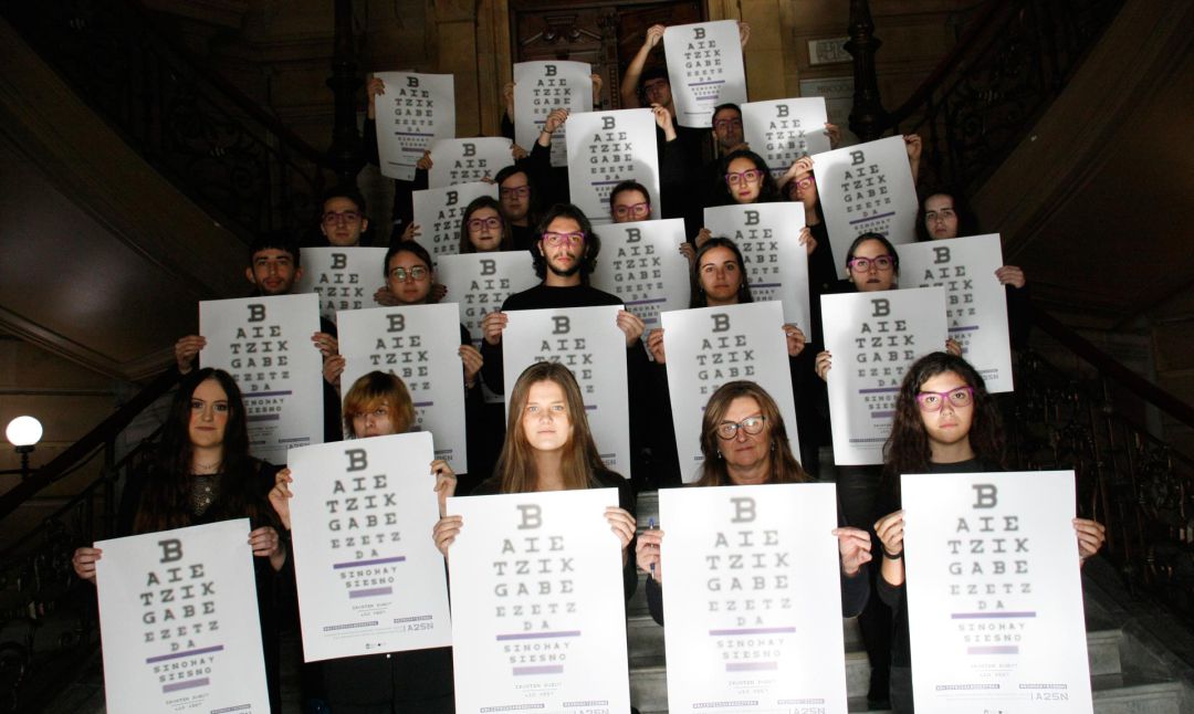 Alumnos de diseño del Instituto Usandizaga junto a la concejal de Igualdad, Duñike Agirrezabalaga. Alumnos de diseño del Instituto Usandizaga junto a la concejal de Igualdad, Duñike Agirrezabalaga.