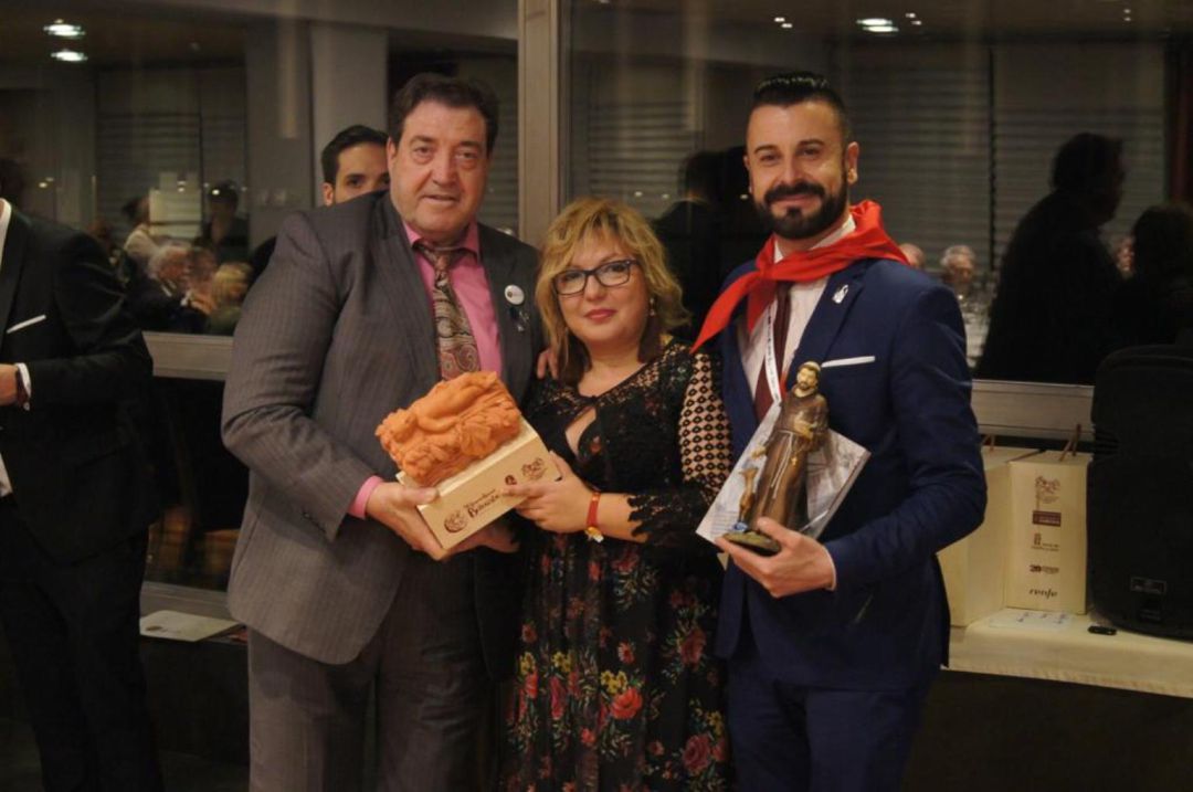 Sonia Martín acompañada del presidente de la Federación de Belenistas de España y el presidente de la Asociación de Belenistas de Zamora en el último congreso de belenistas celebrado en Zamora. Sonia Martín acompañada del presidente de la Federación de Belenistas de España y el presidente de la Asociación de Belenistas de Zamora en el último congreso de belenistas celebrado en Zamora.