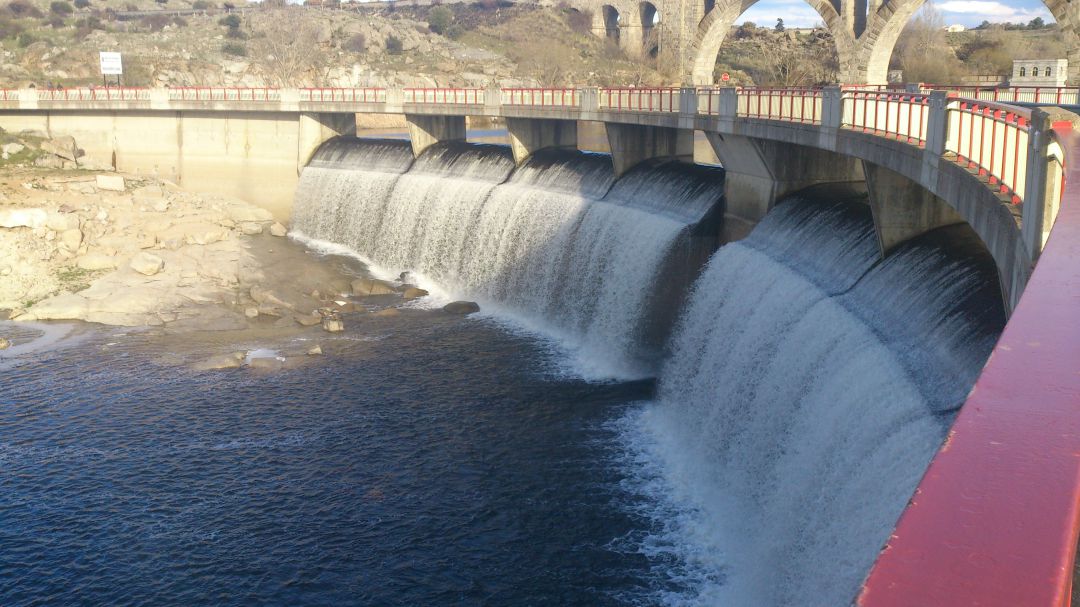 Muro de la presa de Fuentes Claras arrojando agua al Pantano de Las Cogotas Muro de la presa de Fuentes Claras arrojando agua al Pantano de Las Cogotas