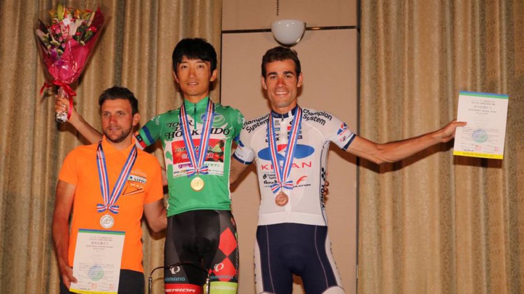 Ritxi García Ambroa cuelga la bicicleta