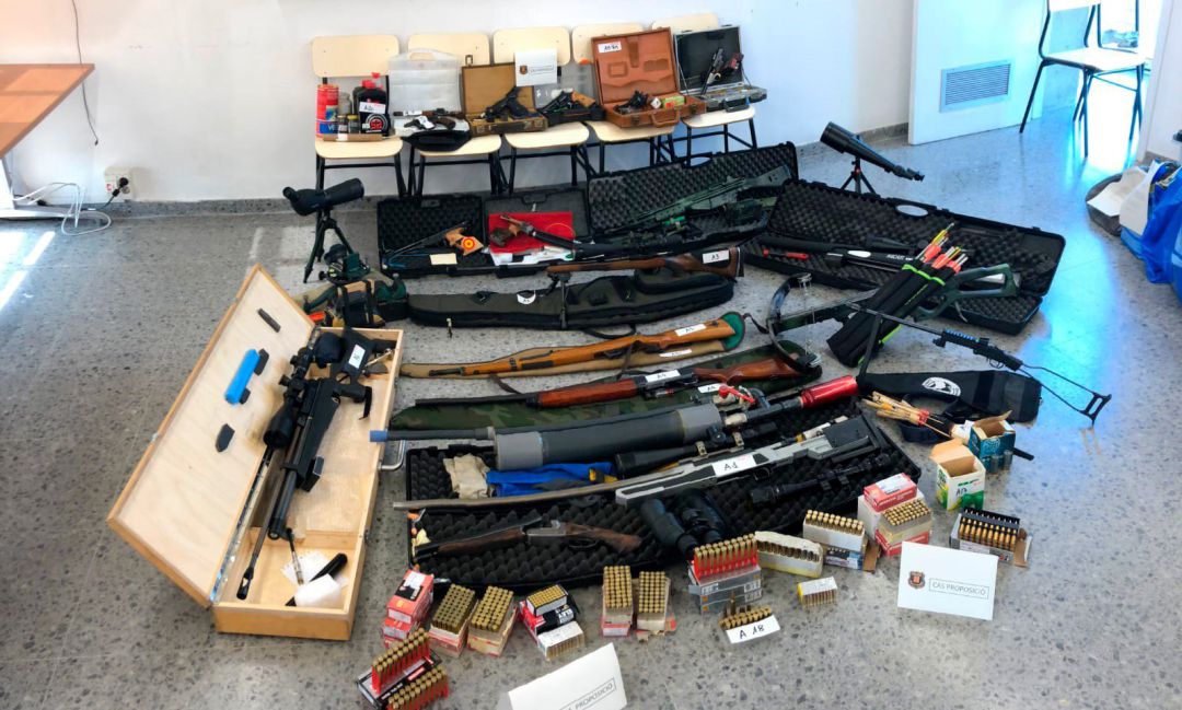 Imágenes del arsenal de armas intervenido por los Mossos de Esquadra en Terrassa a Manuel Murillo, el veterano tirador que quería atentar contra la vida de Pedro Sánchez.
Mossos d'Esquadra
Imágenes del arsenal de armas intervenido por los Mossos de Esquadra en Terrassa a Manuel Murillo, el veterano tirador que quería atentar contra la vida de Pedro Sánchez.
Mossos d'Esquadra