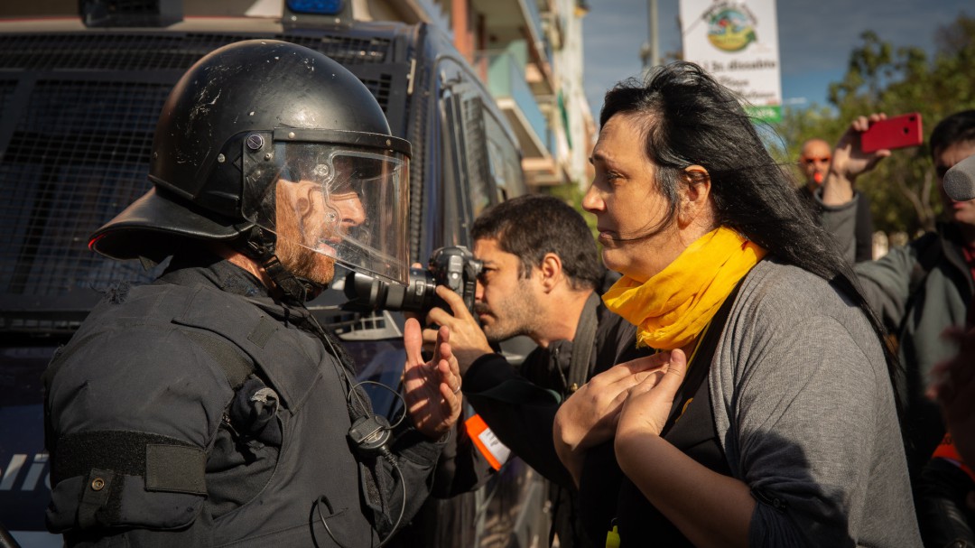 Los Mossos cargan contra los CDR que intentaban alcanzar la manifestación de policías