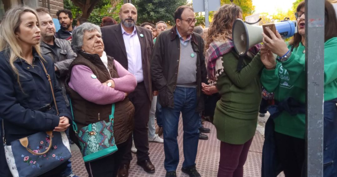 El candidato de Adelante Andalucía en Jaén, José Luis Cano, junto a miembros de la plataforma Stop Desahucios, durante la protesta. El candidato de Adelante Andalucía en Jaén, José Luis Cano, junto a miembros de la plataforma Stop Desahucios, durante la protesta.