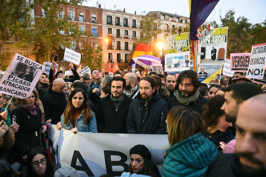 El secretario general de Podemos, Pablo Iglesias (2d), el coordinador general de Izquierda Unida, Alberto Garzón (2i), la portavoz adjunta de Unidos Podemos en el Congreso, Ione Belarra (i), y el diputado y secretario de Sociedad Civil y Movimiento Popular de Podemos, Rafa Mayoral (d), en la concentración de cientos de personas ante la sede del Tribunal Supremo El secretario general de Podemos, Pablo Iglesias (2d), el coordinador general de Izquierda Unida, Alberto Garzón (2i), la portavoz adjunta de Unidos Podemos en el Congreso, Ione Belarra (i), y el diputado y secretario de Sociedad Civil y Movimiento Popular de Podemos, Rafa Mayoral (d), en la concentración de cientos de personas ante la sede del Tribunal Supremo