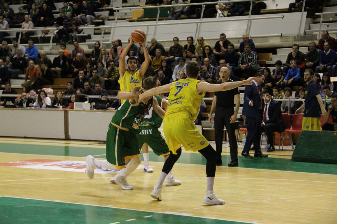 Con trece triples y un tercer cuarto inmaculado desde el exterior, Huesca mantuvo su imbatibilidad como local venciendo por 79-74 al equipo ourensano. Con trece triples y un tercer cuarto inmaculado desde el exterior, Huesca mantuvo su imbatibilidad como local venciendo por 79-74 al equipo ourensano.