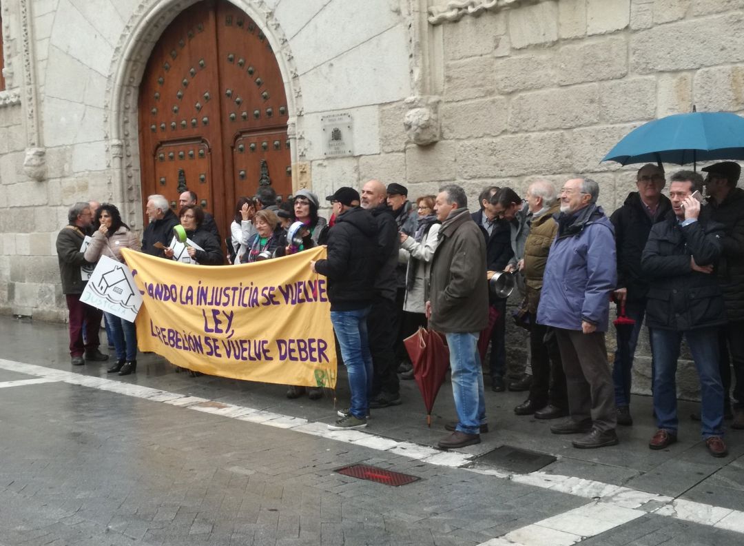 La lluvia desluce la protesta La lluvia desluce la protesta