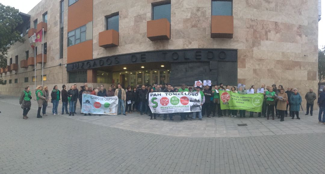 Manifestación a las puertas de los Juzgados de Toledo Manifestación a las puertas de los Juzgados de Toledo