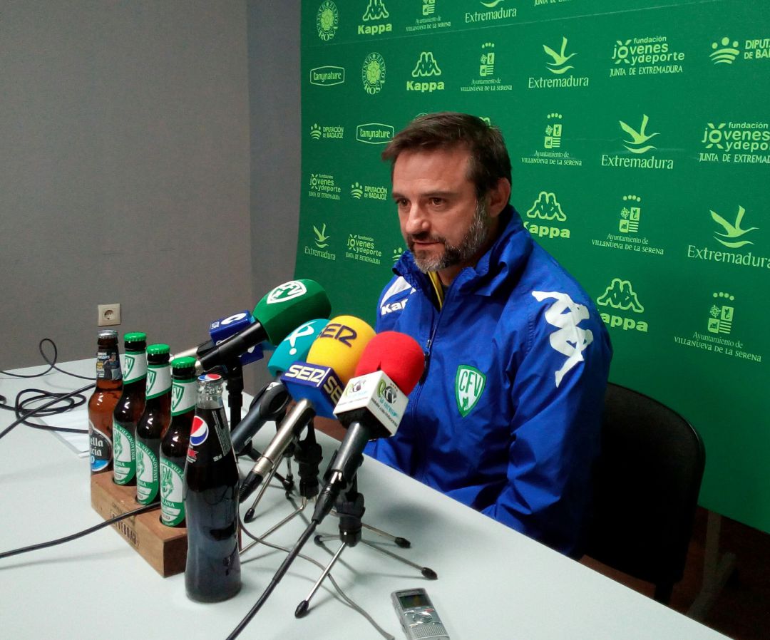 El entrenador del CF Villanovense Julio Cobos, en rueda de prensa El entrenador del CF Villanovense Julio Cobos, en rueda de prensa