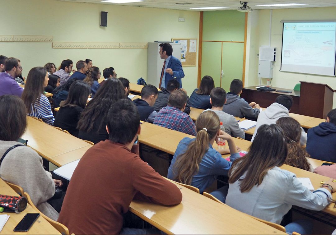 Alumnes universitaris assisteixen a una classe Alumnes universitaris assisteixen a una classe