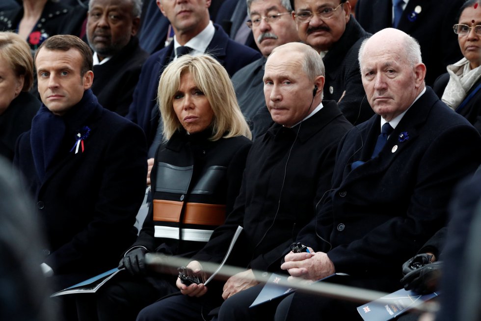 El Gobernador General australiano PEter Cosgrove, el presidente ruso Vladimir Putin y el presidente francés Emmanuel Macron junto a su esposa Burgitte El Gobernador General australiano PEter Cosgrove, el presidente ruso Vladimir Putin y el presidente francés Emmanuel Macron junto a su esposa Burgitte