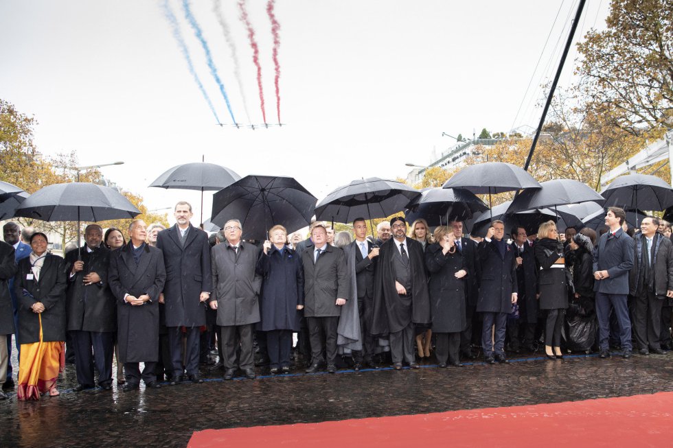 La cancillera alemana Angela Merkel, el presidente francés Emmanuel Macron, el primer ministro canadiense Justin Trudeau, el rey de Marruecos Mohamed VI y otros lideres de estado en el campo Elisio durante la ceremonia de conmemoración. La cancillera alemana Angela Merkel, el presidente francés Emmanuel Macron, el primer ministro canadiense Justin Trudeau, el rey de Marruecos Mohamed VI y otros lideres de estado en el campo Elisio durante la ceremonia de conmemoración.