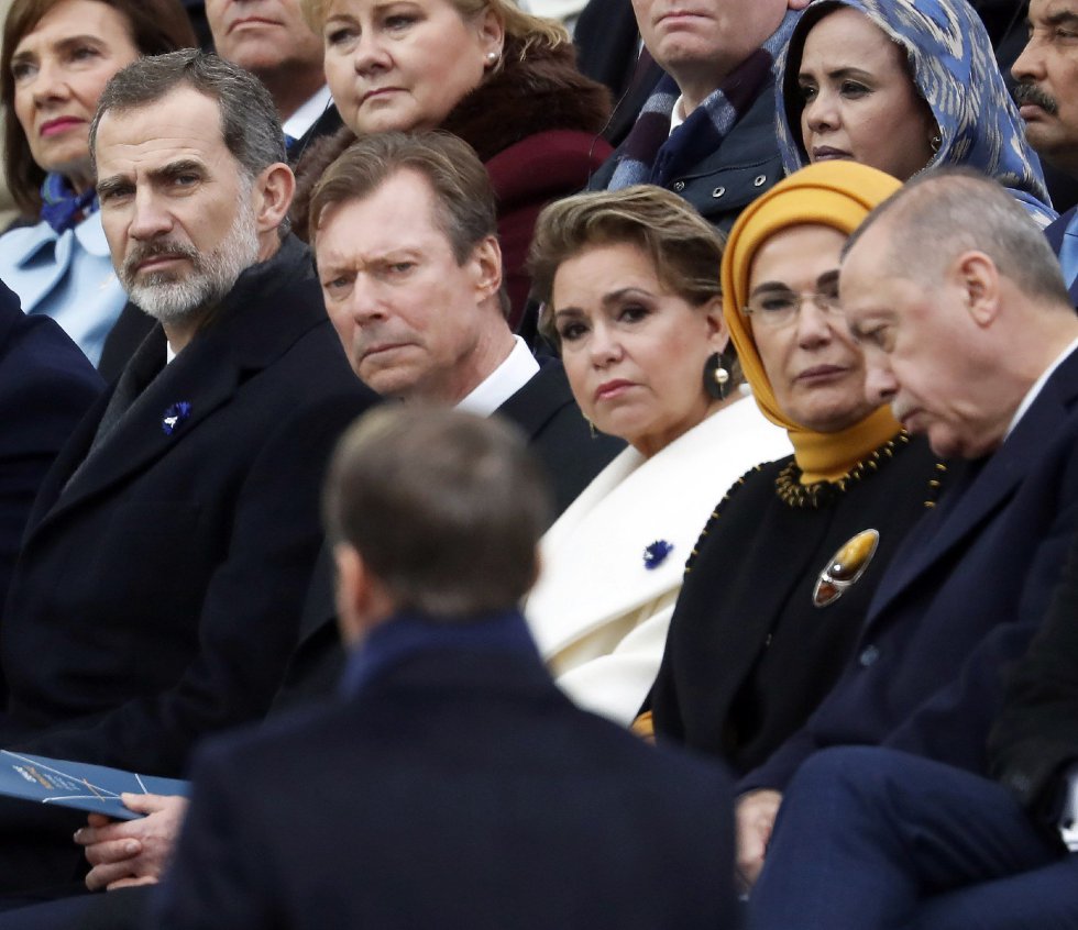 El rey Felipe VI de España, el gran duque Henri de Luxemburgo, la gran duquesa María Teresa de Luxemburgo, la primera dama turca Emine Erdogan y el presidente turco Recep Tayyip Erdogan escuchan el discurso del presidente francés Emmanuel Macron durante la ceremonia internacional para el centenario de el Armisticio de la Primera Guerra Mundial del 11 de noviembre de 1918 en el Arco de Triunfo, en París, Francia. El rey Felipe VI de España, el gran duque Henri de Luxemburgo, la gran duquesa María Teresa de Luxemburgo, la primera dama turca Emine Erdogan y el presidente turco Recep Tayyip Erdogan escuchan el discurso del presidente francés Emmanuel Macron durante la ceremonia internacional para el centenario de el Armisticio de la Primera Guerra Mundial del 11 de noviembre de 1918 en el Arco de Triunfo, en París, Francia.