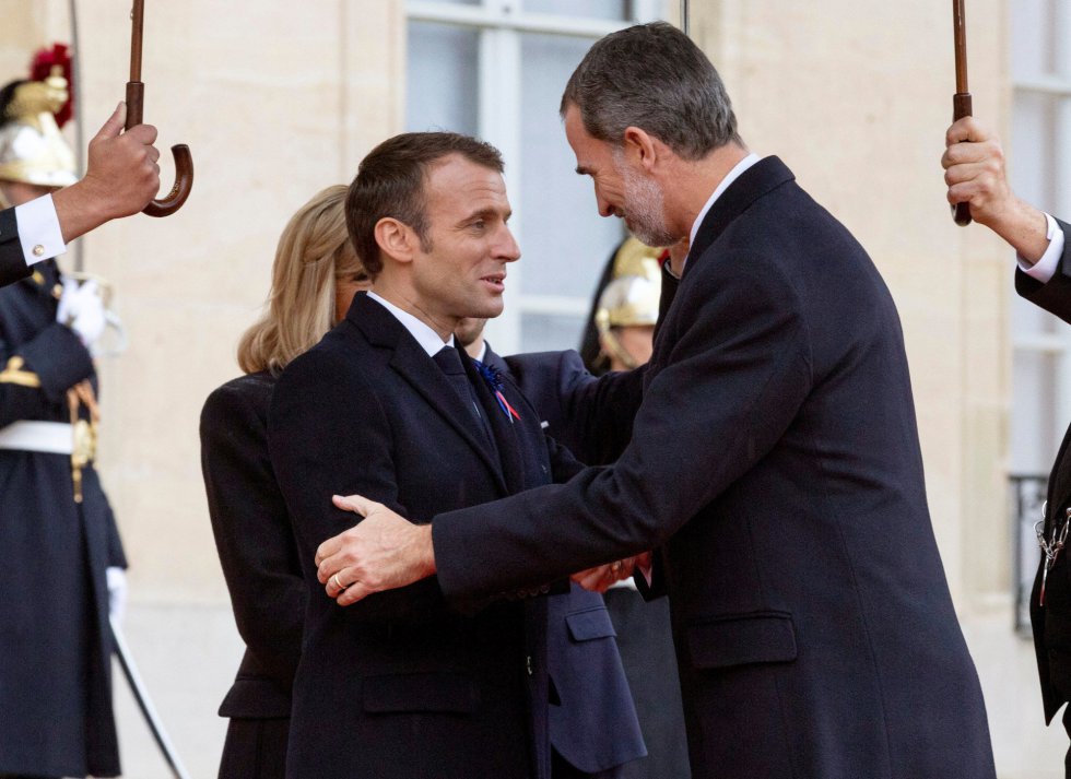 El rey Felipe VI recibido por el presidente francés, Emmanuel Macron, y su esposa Brigitte, para participar en la ceremonia por el centenario del armisticio que puso fin a la I Guerra Mundial. El rey Felipe VI recibido por el presidente francés, Emmanuel Macron, y su esposa Brigitte, para participar en la ceremonia por el centenario del armisticio que puso fin a la I Guerra Mundial.