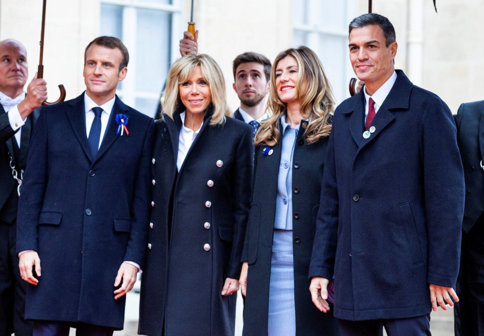 El presidente del Gobierno español, Pedro Sánchez (d), acompañado por su esposa, Begoña Gómez (2i), a su llegada al Palacio del Elíseo, donde fue recibido por el presidente francés, Emmanuel Macron, y su esposa Brigitte. El presidente del Gobierno español, Pedro Sánchez (d), acompañado por su esposa, Begoña Gómez (2i), a su llegada al Palacio del Elíseo, donde fue recibido por el presidente francés, Emmanuel Macron, y su esposa Brigitte.